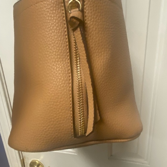 Steve Madden Lucia Large Tan Tote Bag
Detachable straps, multiple compartments - Picture 3 of 11